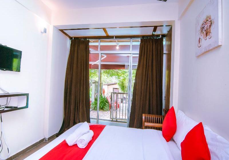 Отель Spot On 89623 Nawawi's Backpackers