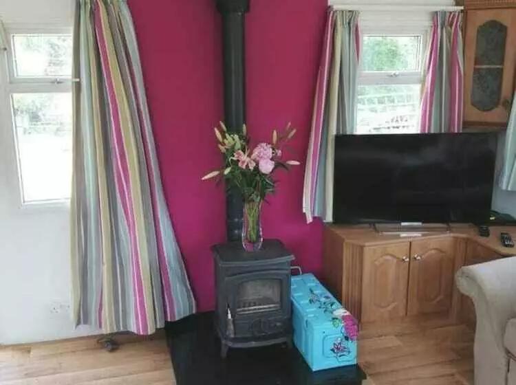 Midden Manor Country Stay On A Working Dairy Farm