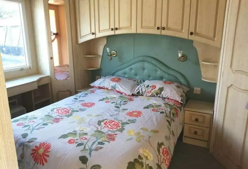 Midden Manor Country Stay On A Working Dairy Farm