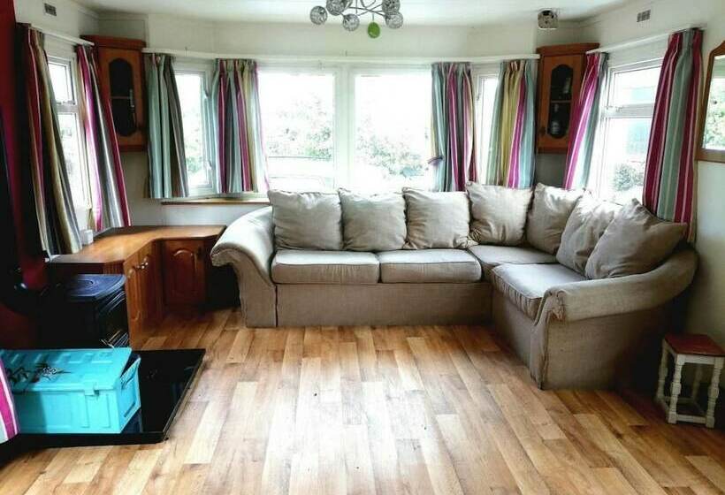 Midden Manor Country Stay On A Working Dairy Farm