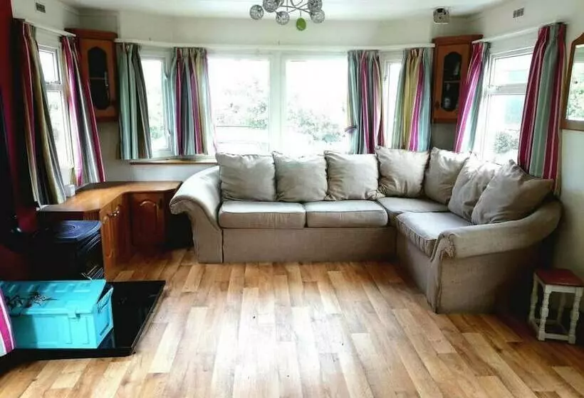 Midden Manor Country Stay On A Working Dairy Farm