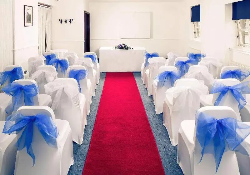 בית מלון כפרי Mercure Perth