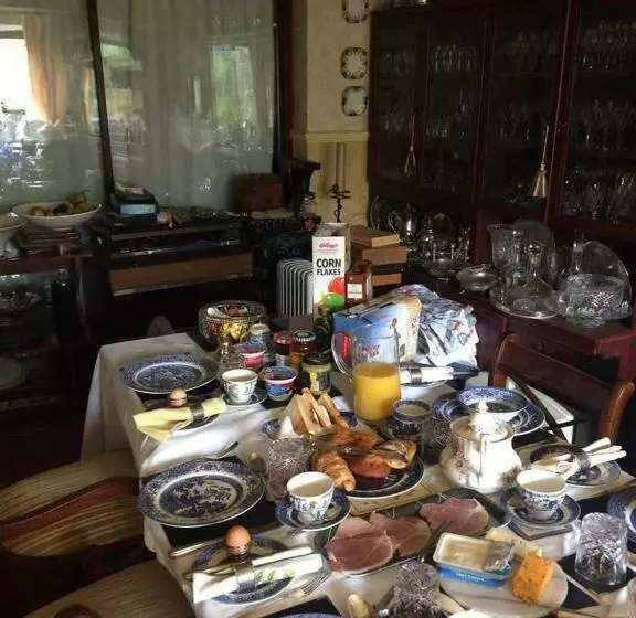 تختخواب و صبحانه Ms Mccreadys Guest House