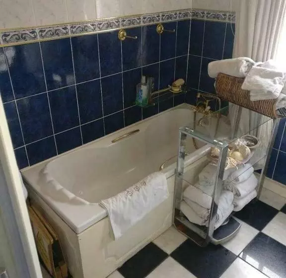 تختخواب و صبحانه Ms Mccreadys Guest House