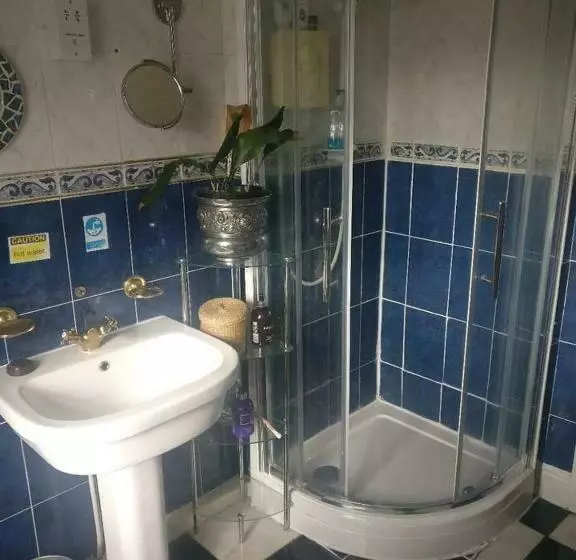 تختخواب و صبحانه Ms Mccreadys Guest House