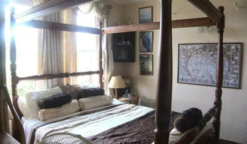 تختخواب و صبحانه Ms Mccreadys Guest House