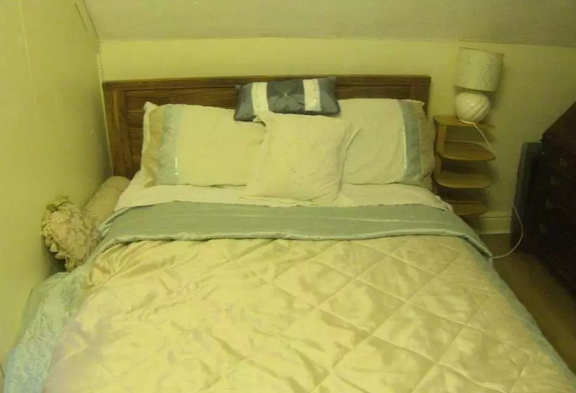 تختخواب و صبحانه Ms Mccreadys Guest House