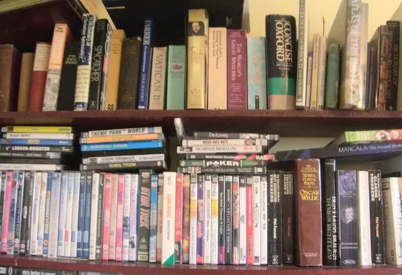 تختخواب و صبحانه Ms Mccreadys Guest House