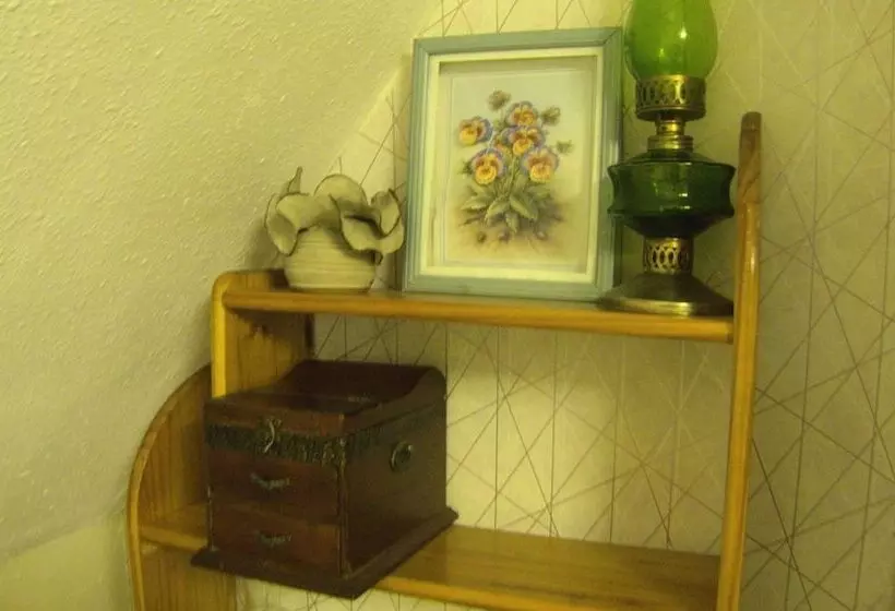 تختخواب و صبحانه Ms Mccreadys Guest House