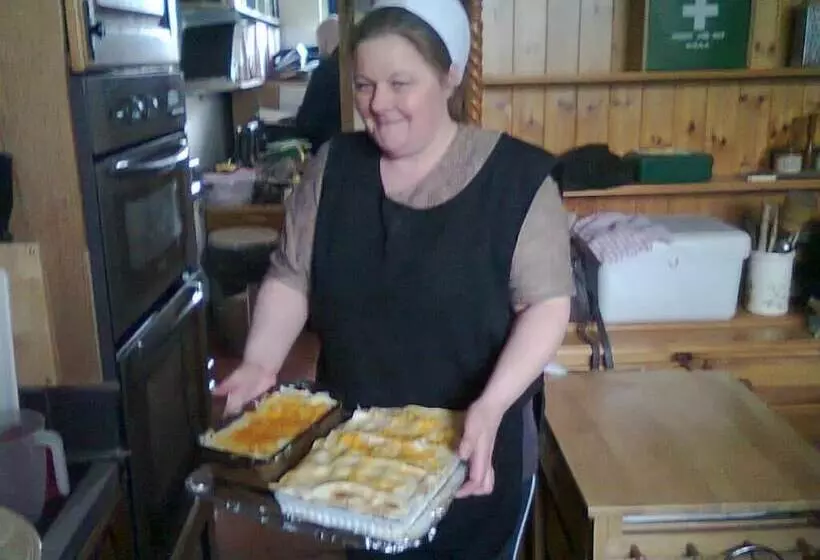 تختخواب و صبحانه Ms Mccreadys Guest House