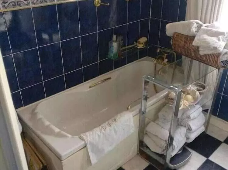 تختخواب و صبحانه Ms Mccreadys Guest House