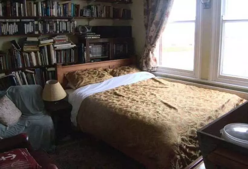 تختخواب و صبحانه Ms Mccreadys Guest House