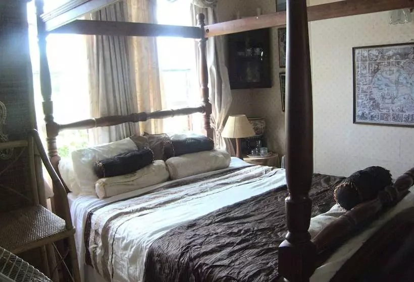 تختخواب و صبحانه Ms Mccreadys Guest House