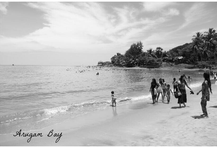 هتل East Surf Cabanas