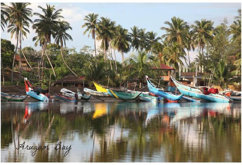 هتل East Surf Cabanas