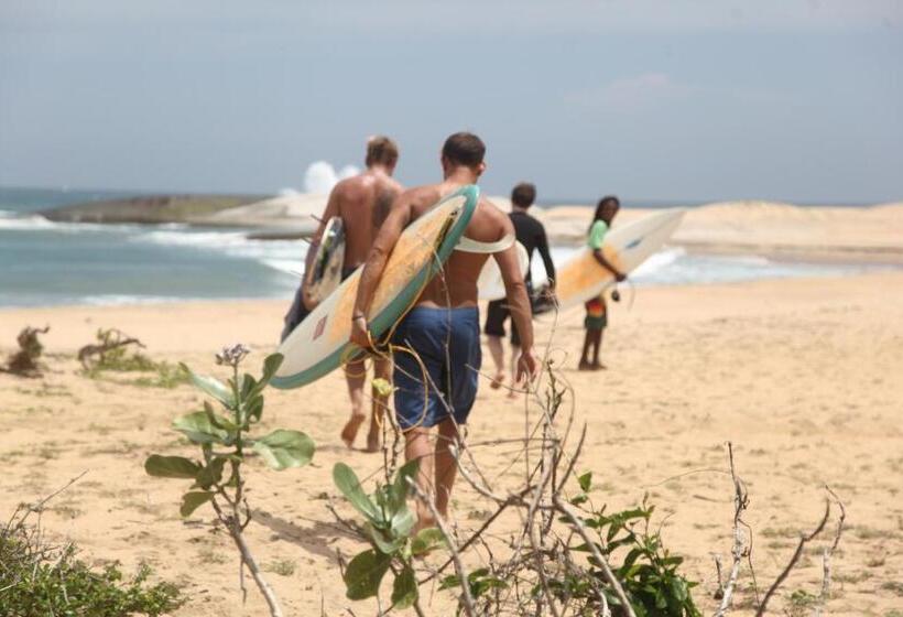 هتل East Surf Cabanas