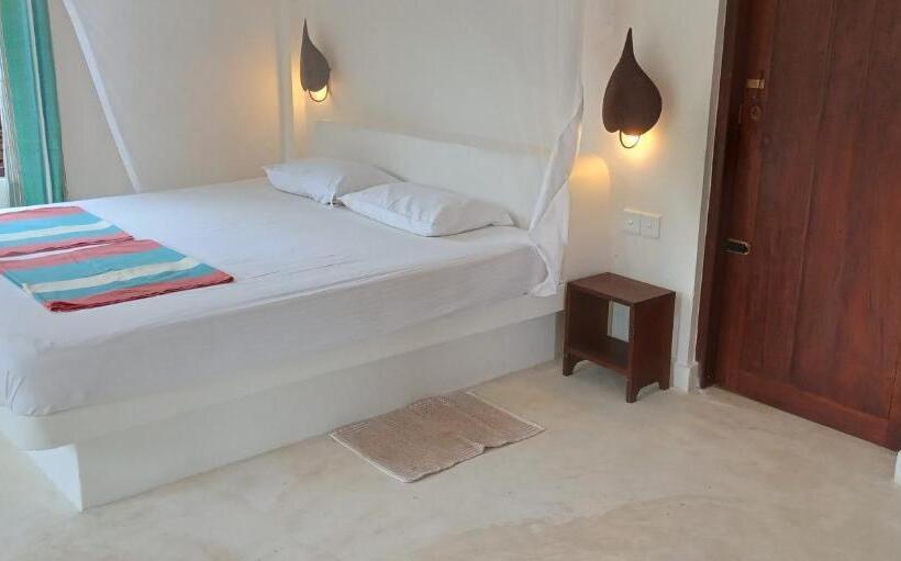 هتل East Surf Cabanas