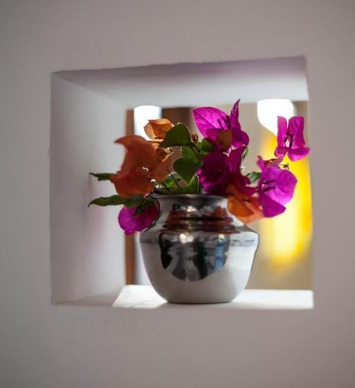 هتل East Surf Cabanas