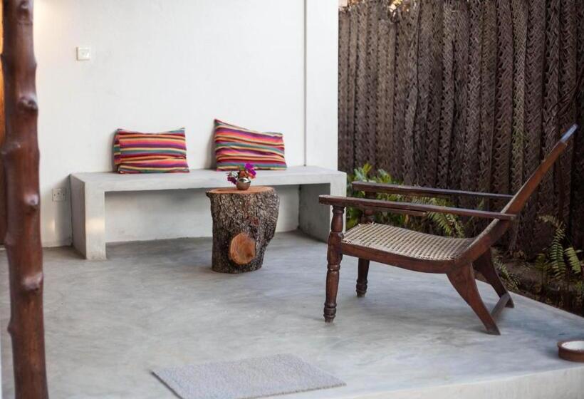 هتل East Surf Cabanas