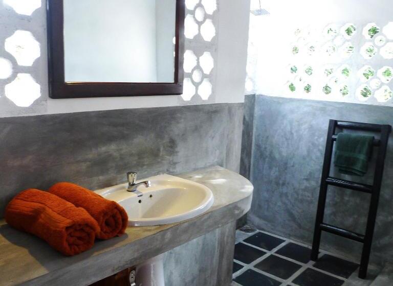 هتل East Surf Cabanas