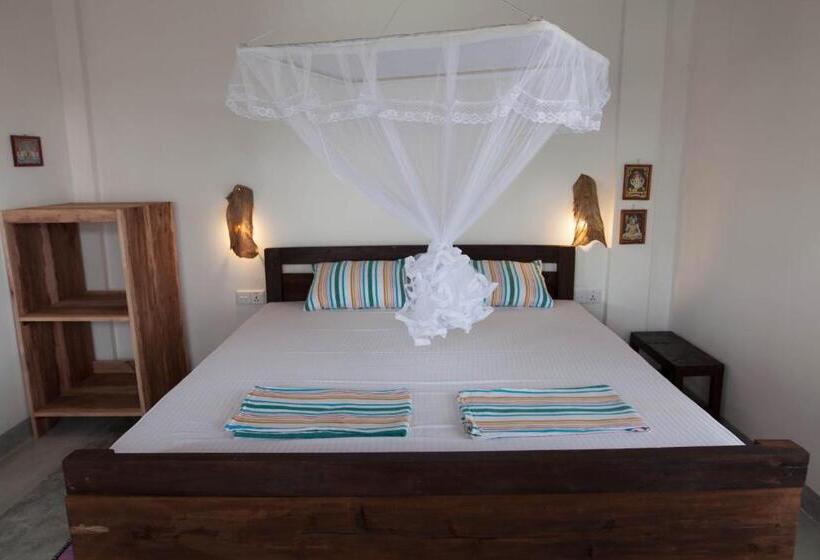 هتل East Surf Cabanas