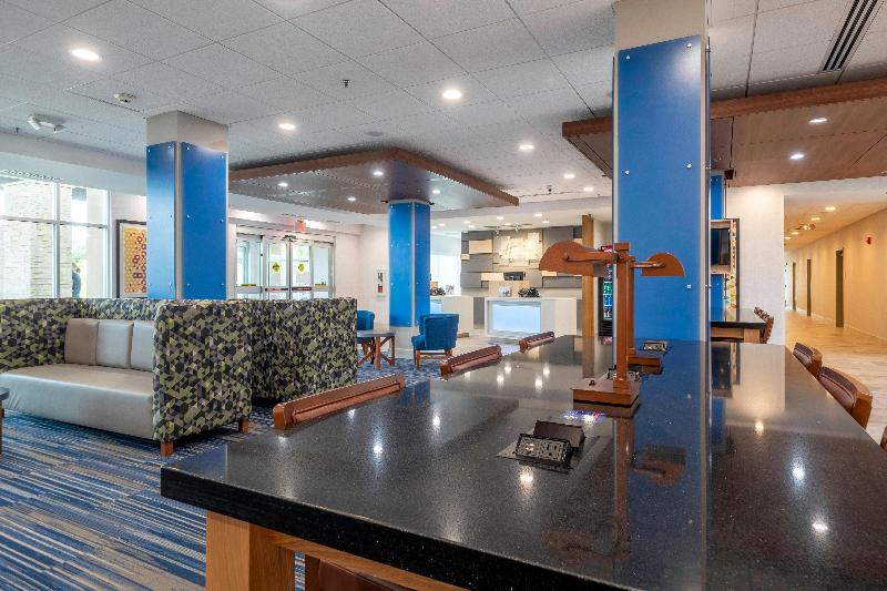 فندق Holiday Inn Express & Suites Staunton, An Ihg