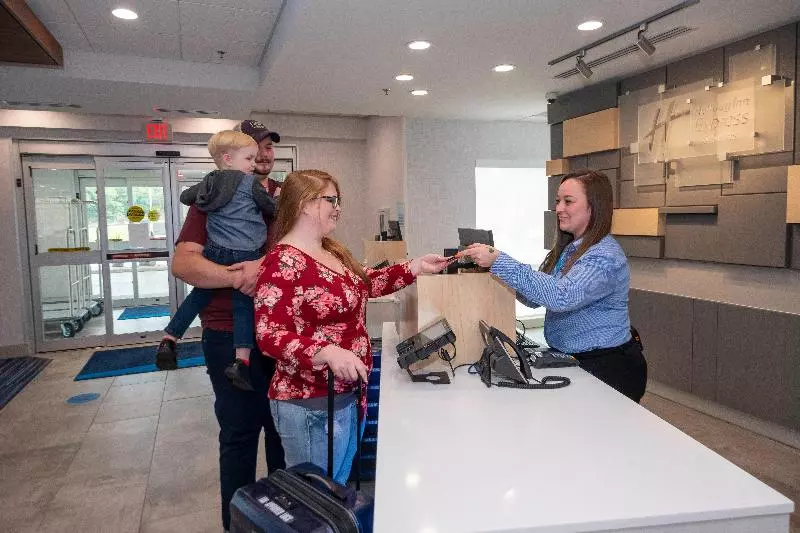 Hotelli Holiday Inn Express & Suites   Staunton, An Ihg