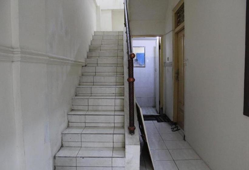 Отель Oyo 3449 Putri Garuda