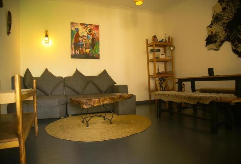 هاستل Hakuna Woga Inn