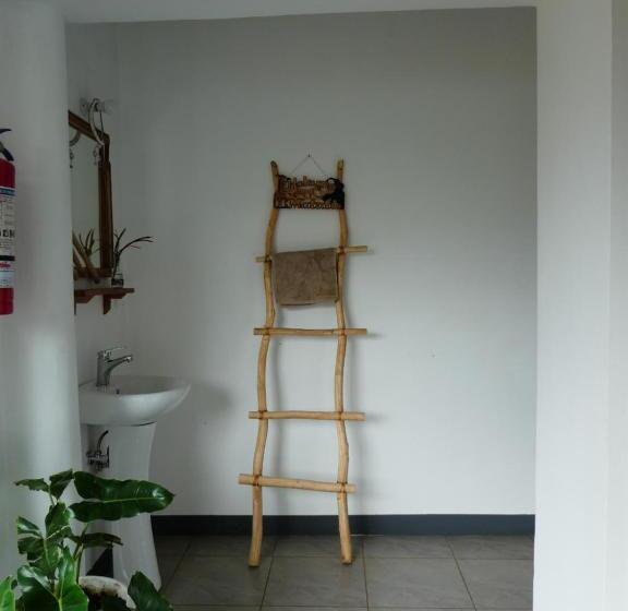 هاستل Hakuna Woga Inn