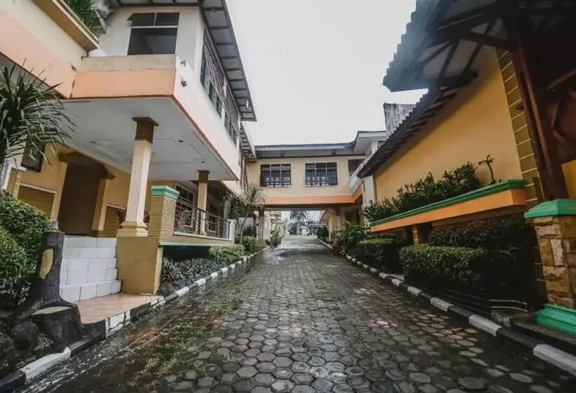 Hotelli Reddoorz Plus At Megamendung Puncak Bogor