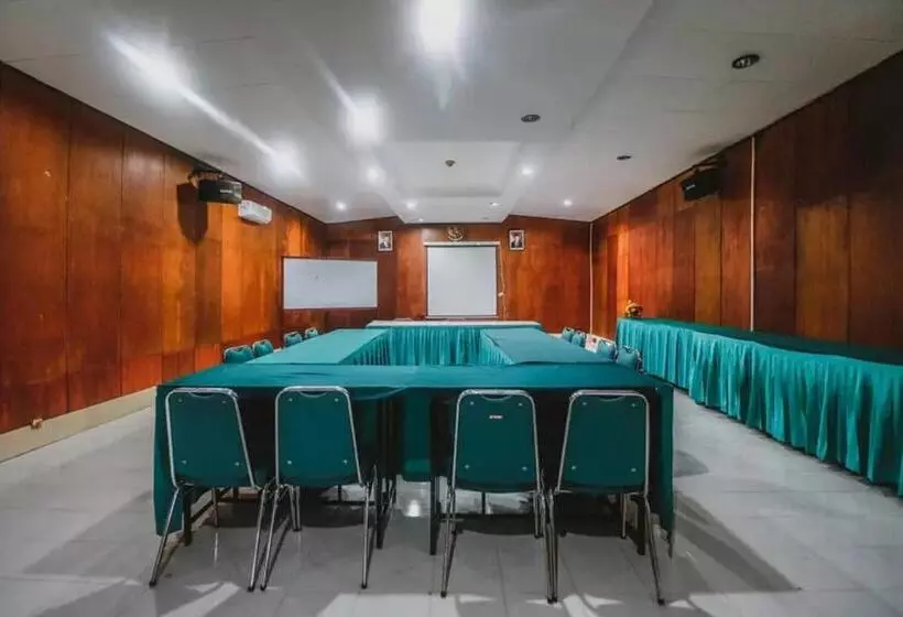 Hotelli Reddoorz Plus At Megamendung Puncak Bogor