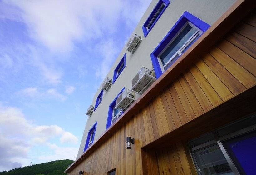 Bluemoon Guest House   Hostel