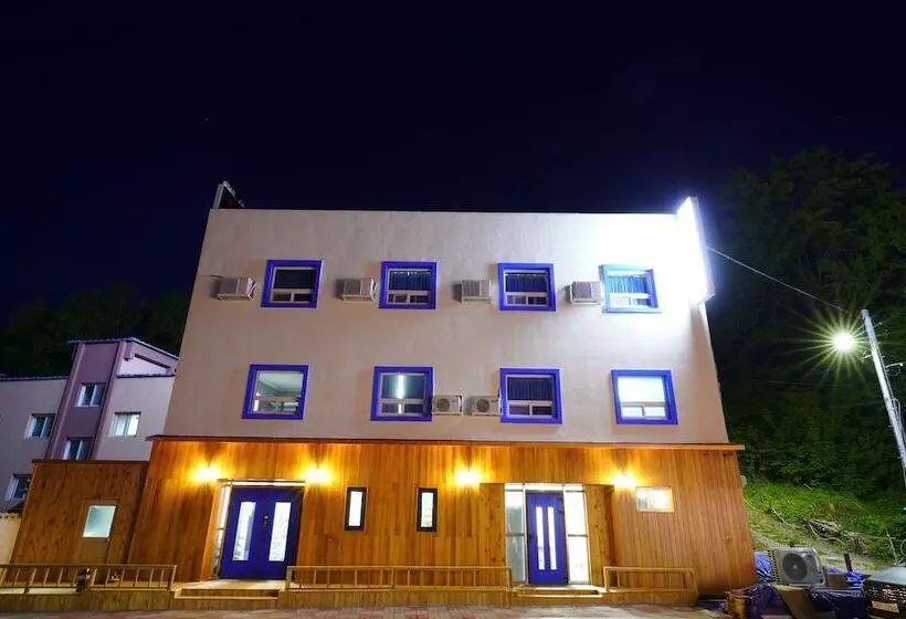 Bluemoon Guest House   Hostel