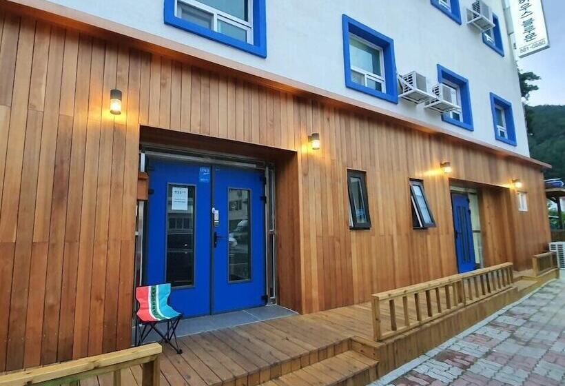 Bluemoon Guest House   Hostel