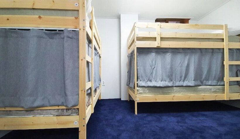 Bluemoon Guest House   Hostel