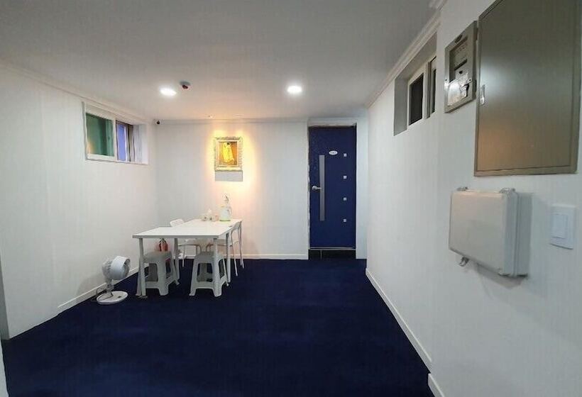 Bluemoon Guest House   Hostel