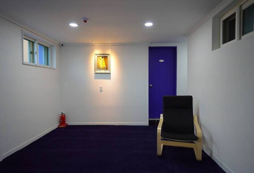 Bluemoon Guest House   Hostel