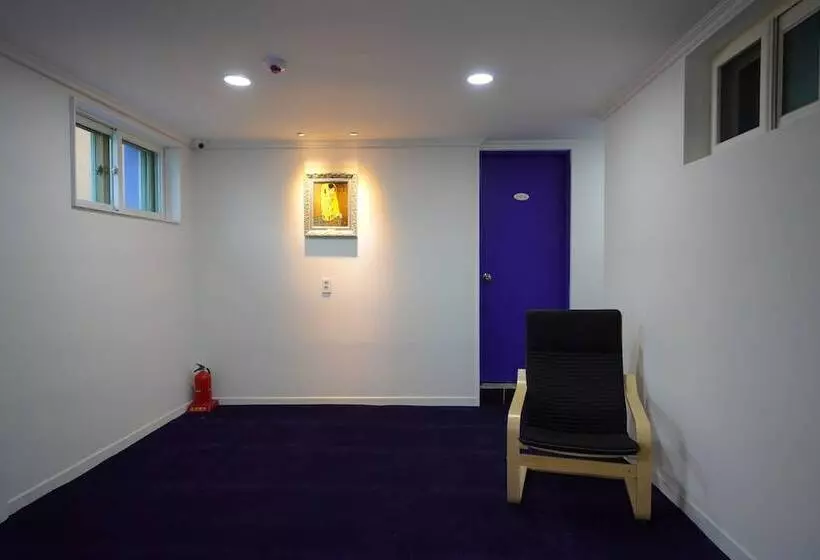 Bluemoon Guest House   Hostel