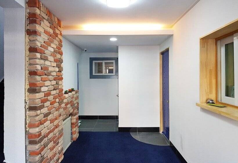 Bluemoon Guest House   Hostel