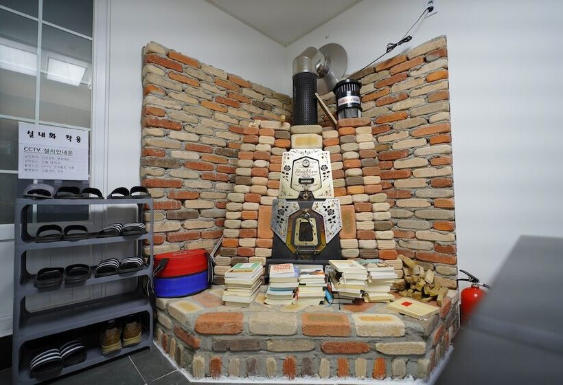 Bluemoon Guest House   Hostel