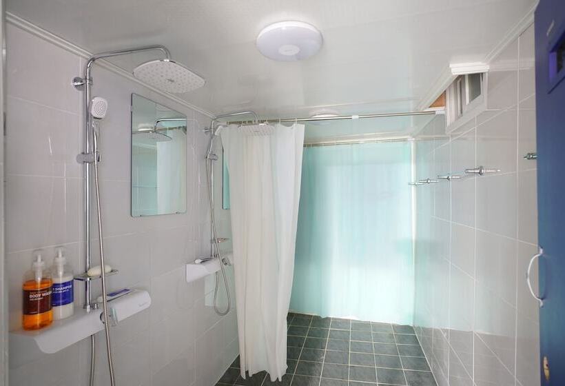 Bluemoon Guest House   Hostel