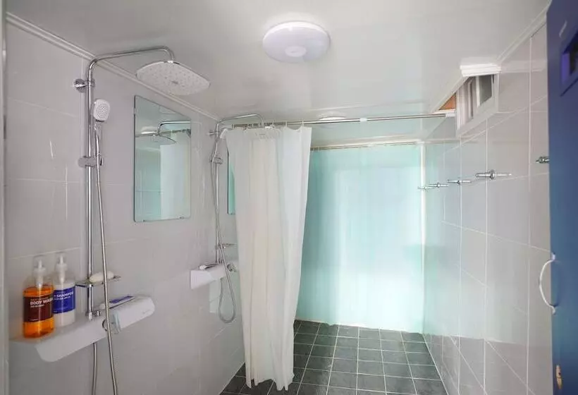 Bluemoon Guest House   Hostel