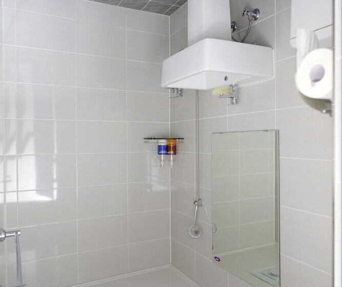 Bluemoon Guest House   Hostel