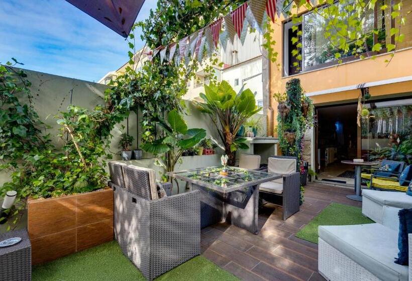 Garden In Town Hostel