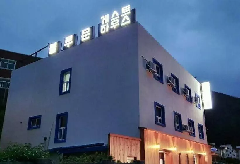 Bluemoon Guest House   Hostel