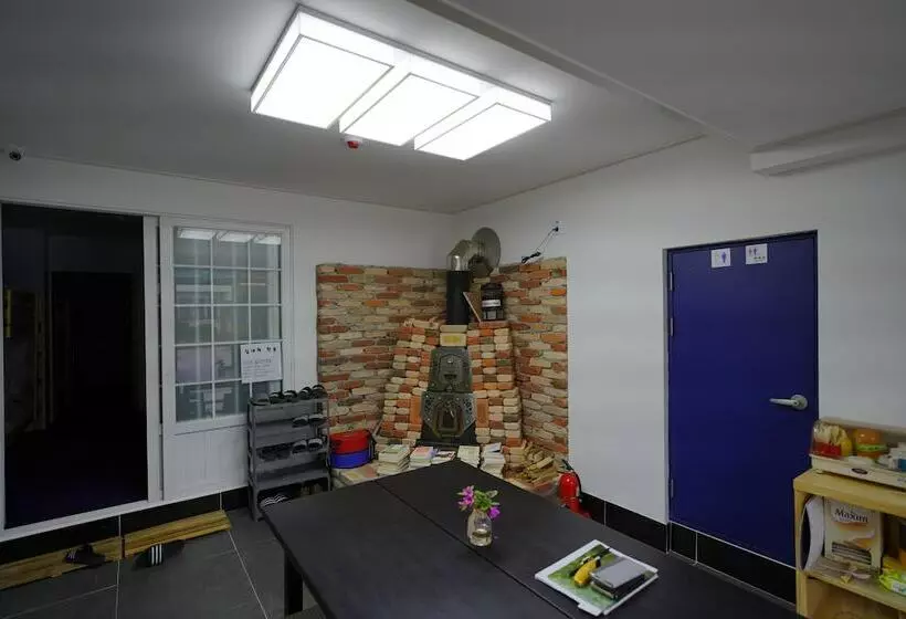 Bluemoon Guest House   Hostel