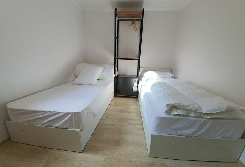 Bluemoon Guest House   Hostel