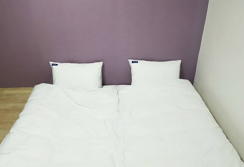 Bluemoon Guest House   Hostel