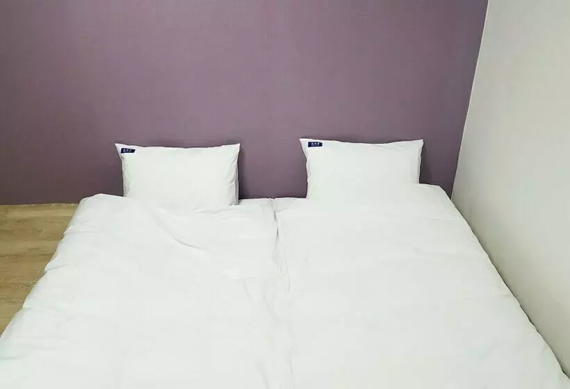 Bluemoon Guest House   Hostel